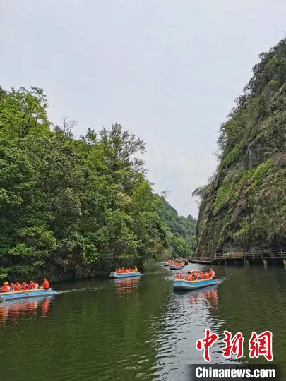 福建泰宁九龙潭风景区吸引游客。　肖秀婷供图