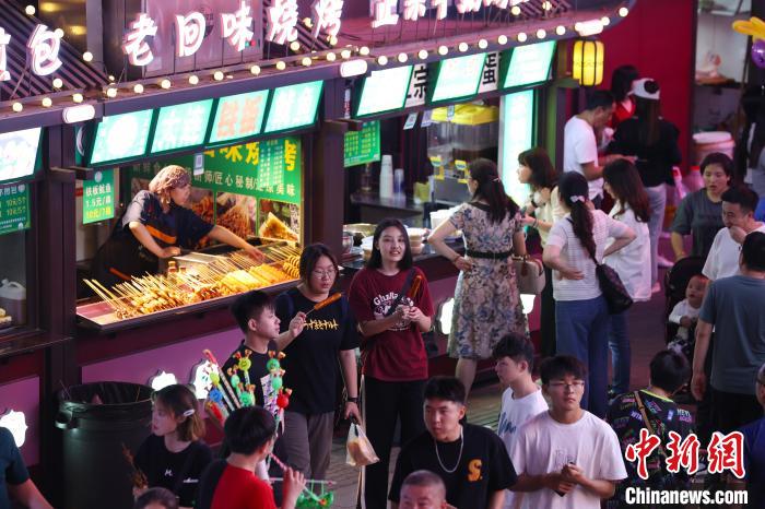 市民在银川怀远观光夜市品尝美食。　于晶 摄