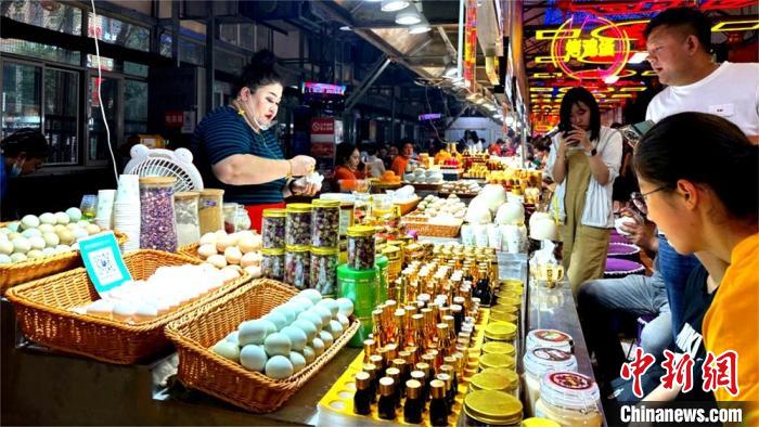 和田夜市上的“三蛋一星”独特美食。　闫兆霞 摄